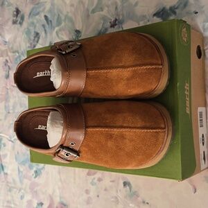 New Women's Lyra Cognac Suede Earth Brand Clogs. Size 8.5 medium